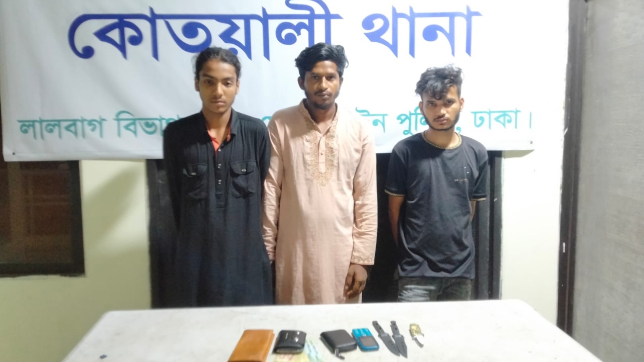 বাবুবাজারে ছিনতাইয়ের প্রস্তুতিকালে দেশীয় অস্ত্রসহ তিনজন গ্রেপ্তার