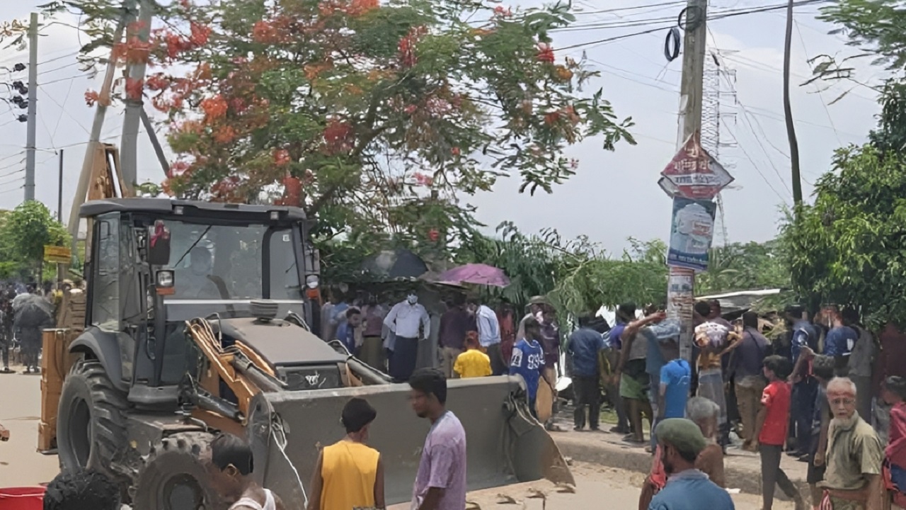 বাগেরহাটে মহাসড়কের পাশে গড়ে ওঠা অবৈধ স্থাপনা উচ্ছেদ