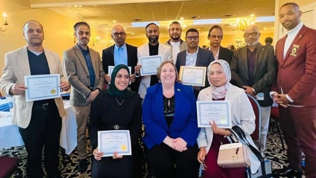 বাংলাদেশি-আমেরিকান ১০ কমিশনারকে অ্যাপ্রিসিয়েশন সার্টিফিকেট প্রদান 