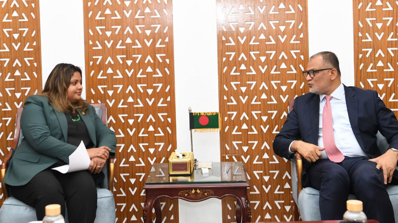 বাণিজ্য উপদেষ্টার সঙ্গে মালদ্বীপের হাইকমিশনারের বৈঠক