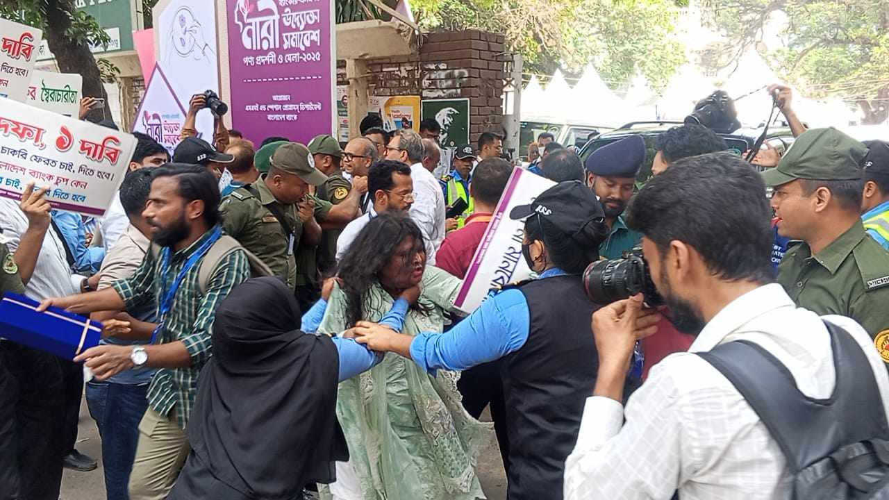 গভর্নরের গাড়ি আটকে দিলেন ব্র্যাক ব্যাংকের চাকরিচ্যুত কর্মীরা