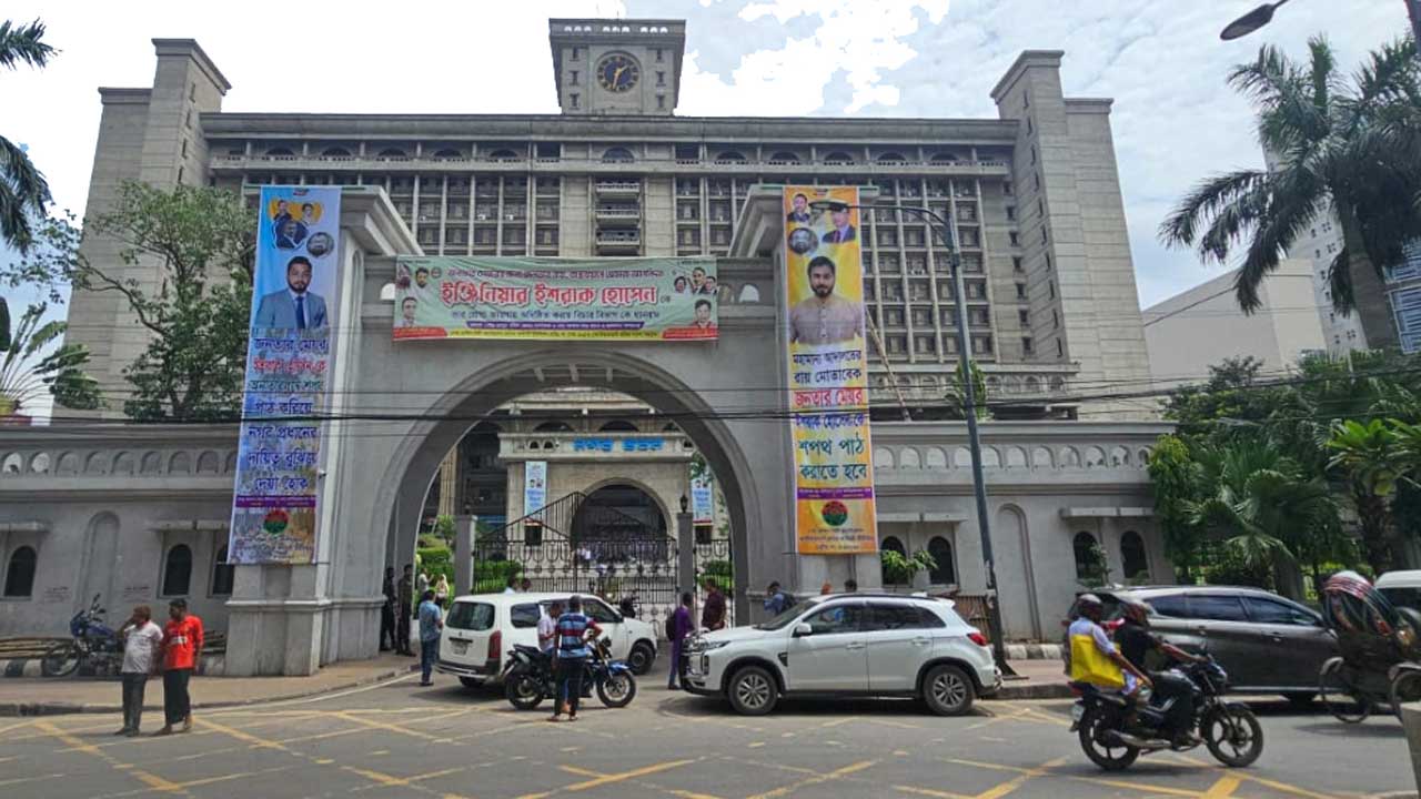 তালা খোলেনি নগর ভবনের, ফিরে যাচ্ছেন সেবাপ্রার্থীরা