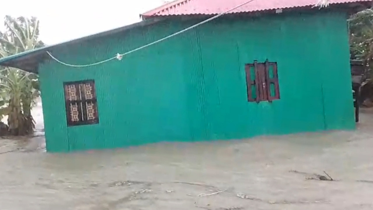 নিম্নচাপের প্রভাবে ভোলায় বসতঘরে কোমরসমান পানি