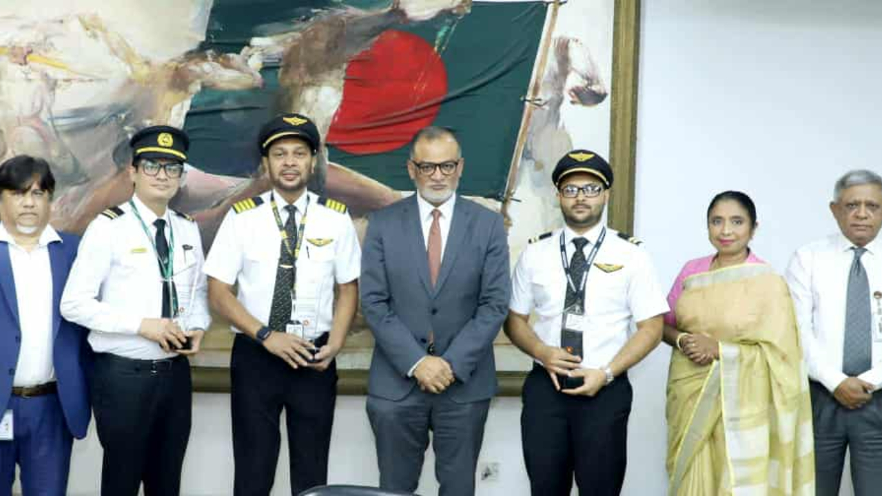 বিমানের সেই ক্যাপ্টেন, ফার্স্ট অফিসার ও কেবিন ক্রুকে সম্মাননা