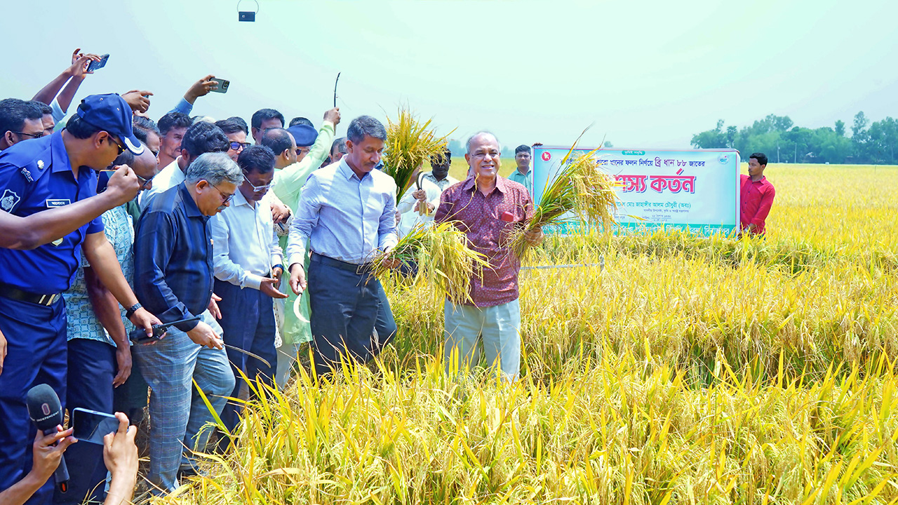 কৃষকদের উৎপাদিত পণ্যের ন্যায্যমূল্য নিশ্চিত করতে হবে