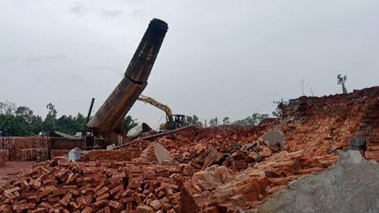 ভেঙে ফেলা হলো সেই অবৈধ ইটভাটা