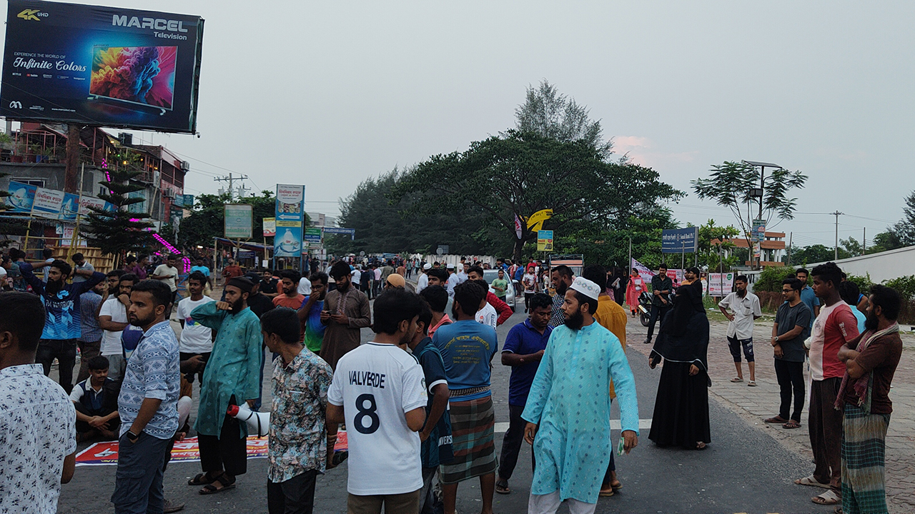 এবার মহাসড়ক অবরোধ করলেন বরিশাল বিশ্ববিদ্যায়ের শিক্ষার্থীরা