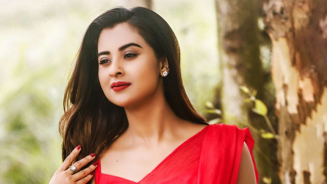 ‘কেউ নকল করা মানেই ঈর্ষা’- পোস্টে কাকে খোঁচা দিলেন বুবলী?