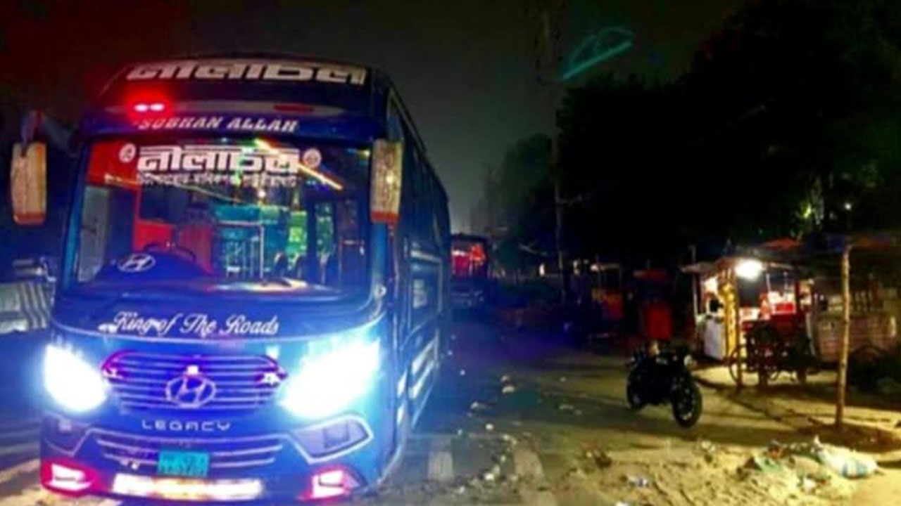 জাবিতে ৯ বাস আটক, টাকা লেনদেনের অভিযোগ