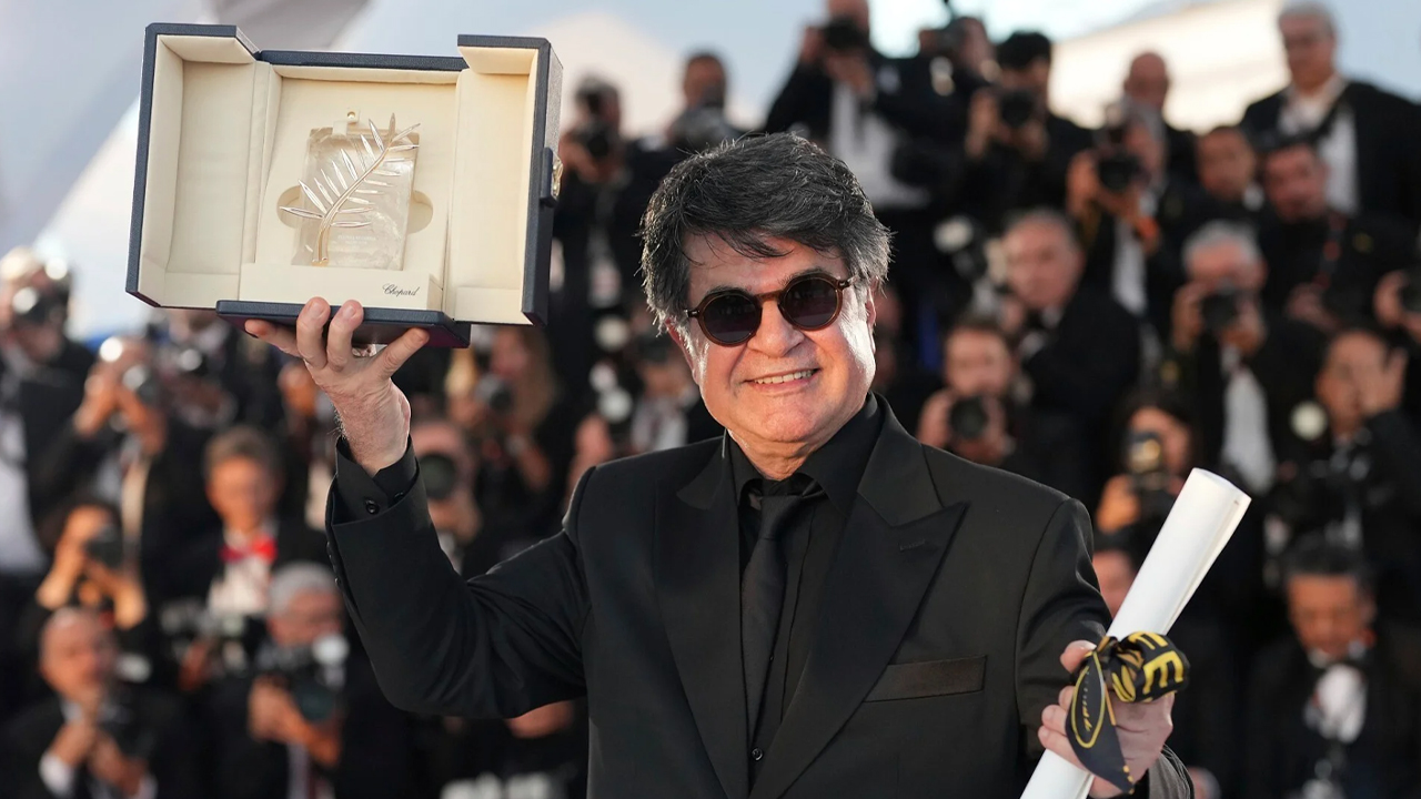 সরকারের অগোচরে সিনেমা নির্মাণ, জাফর পানাহির স্বর্ণপাম জয়