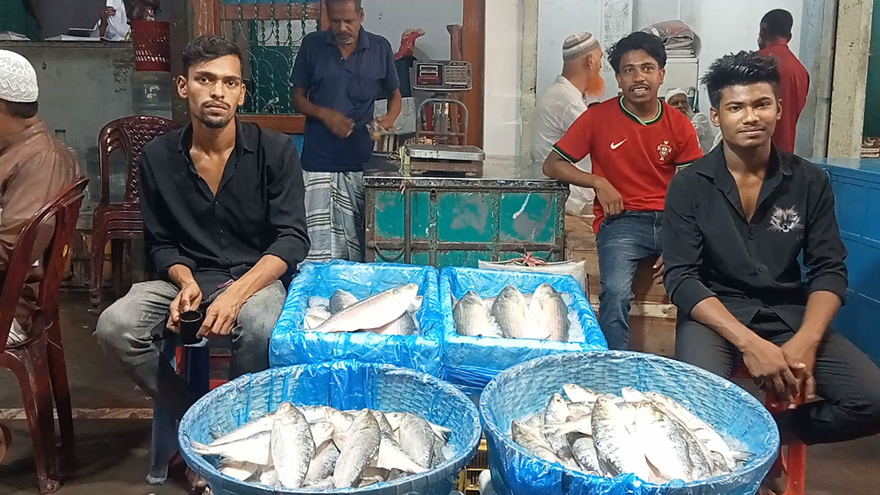 ফেসবুকে ইলিশ বিক্রির বিজ্ঞাপন থেকে সাবধান, টাকা নিয়েই করে দিচ্ছে ব্লক