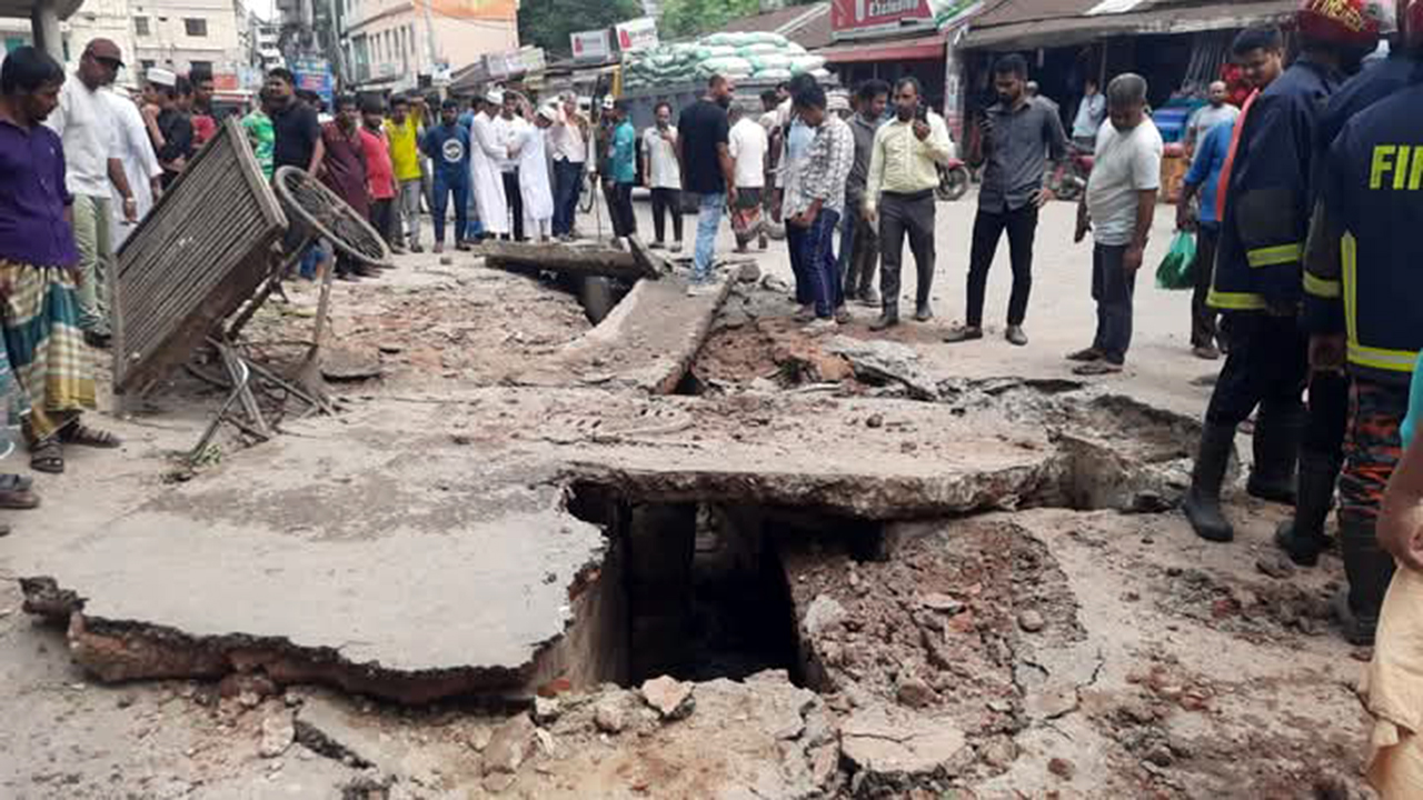 চাঁদপুরে ড্রেনের গ্যাস বিস্ফোরণে মা-ছেলেসহ আহত ৩