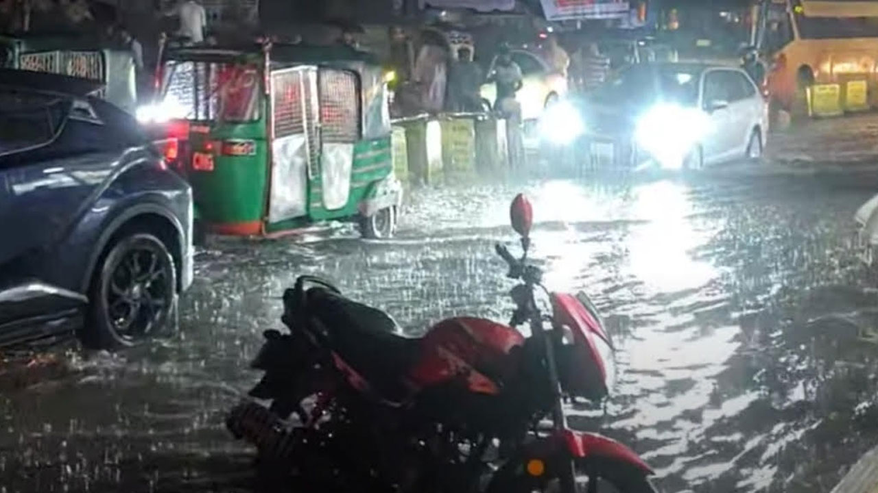 সামান্য বৃষ্টিতে তলিয়ে গেল চট্টগ্রামের জিইসি মোড়
