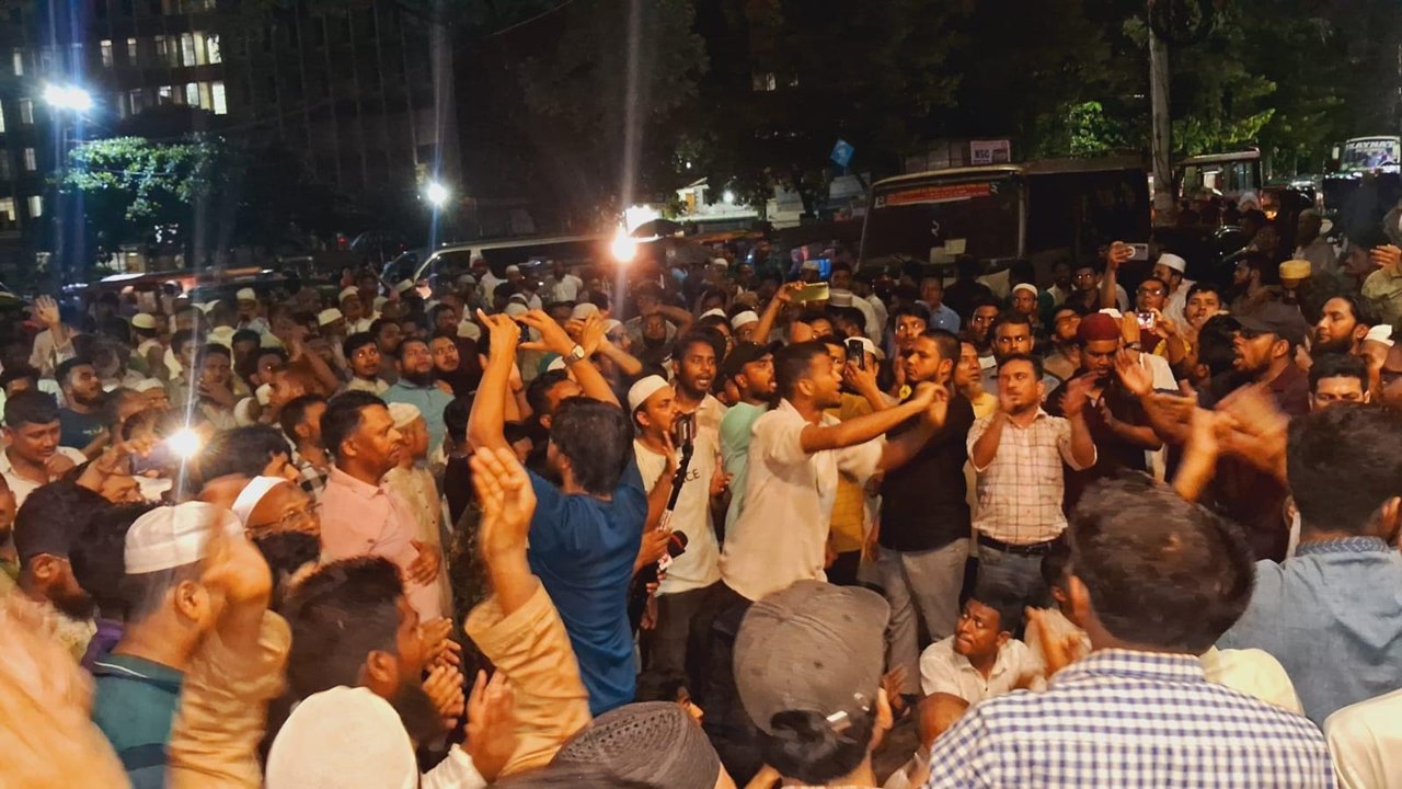 চট্টগ্রামে হামলা : আটক ব্যক্তিকে ছাড়াতে থানা ঘেরাও করে বিক্ষোভ