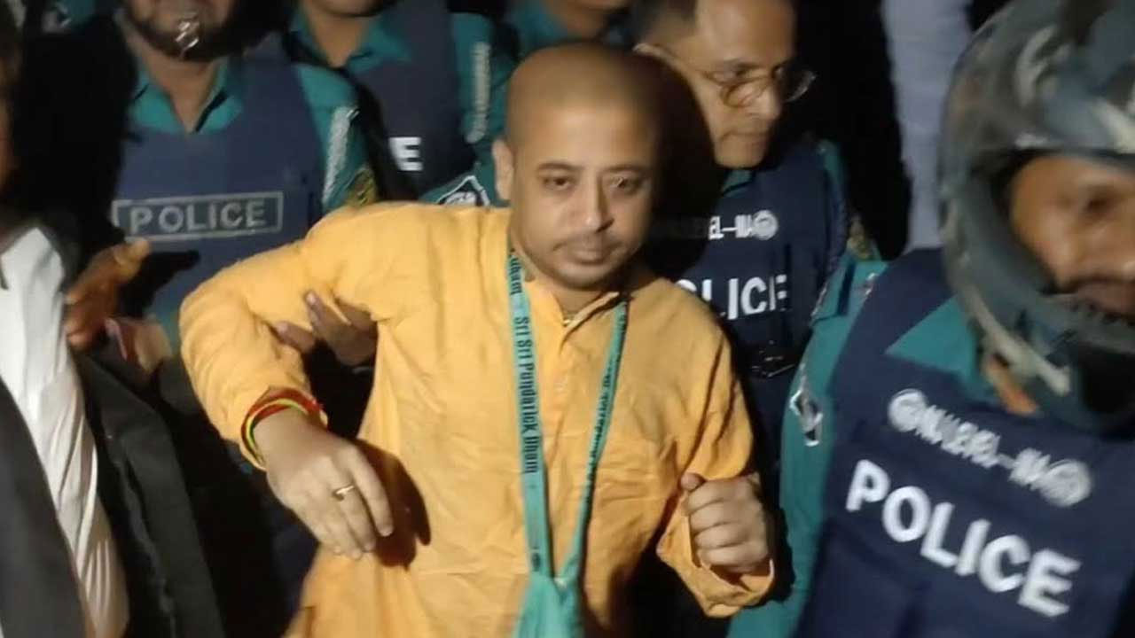 চিন্ময় দাসকে আরো ৪ মামলায় গ্রেপ্তার দেখানোর আদেশ