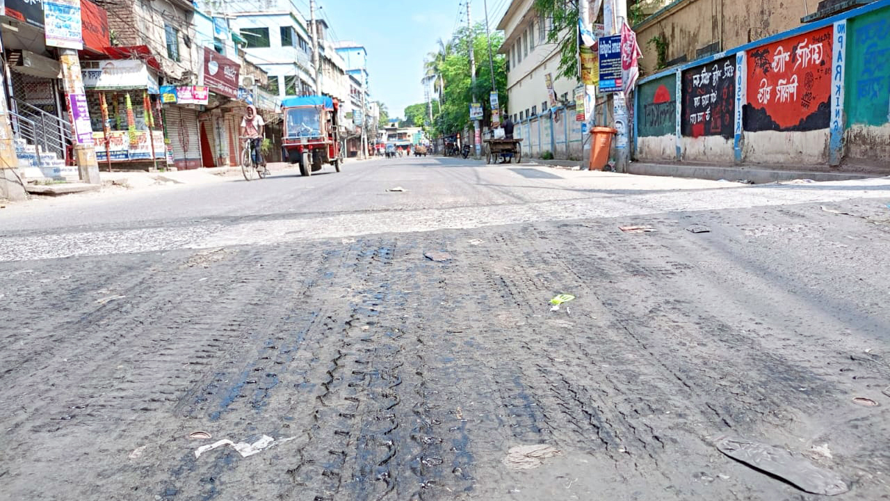 চুয়াডাঙ্গায় তাপমাত্রা ছাড়াল ৪১ ডিগ্রি, গলে যাচ্ছে রাস্তার পিচ