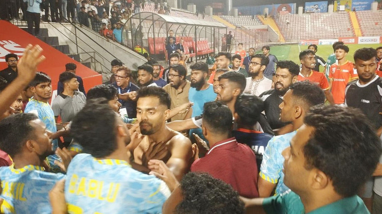 বাফুফের ডিসিপ্লিনারি কমিটির ১৩ শাস্তি, বিচার পেল না মোহামেডান