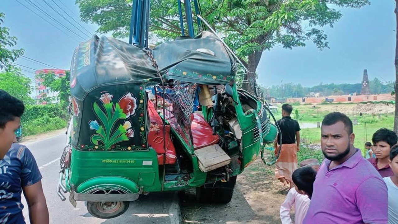 চট্টগ্রাম-কক্সবাজার মহাসড়কে বাস-অটোরিকশার সংঘর্ষে নিহত ১