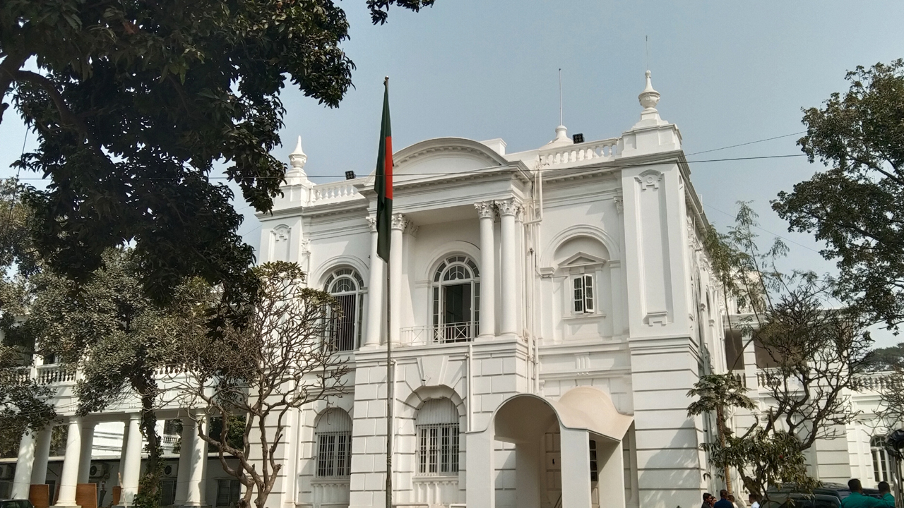 শেখ হাসিনাকে ট্রাইব্যুনালে হাজির হতে বিজ্ঞপ্তি প্রকাশের নির্দেশ