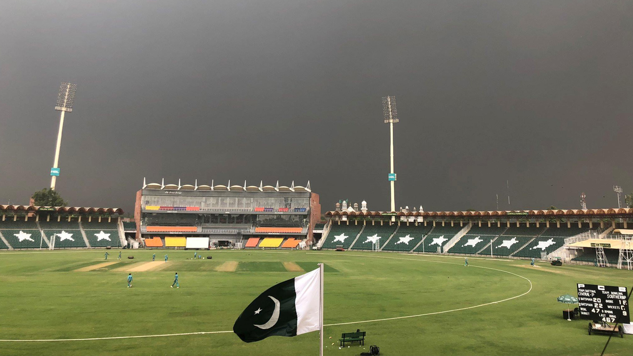 বোলিংয়ের মাঝেই হার্ট অ্যাটাক, মারা গেলেন হাসপাতালে