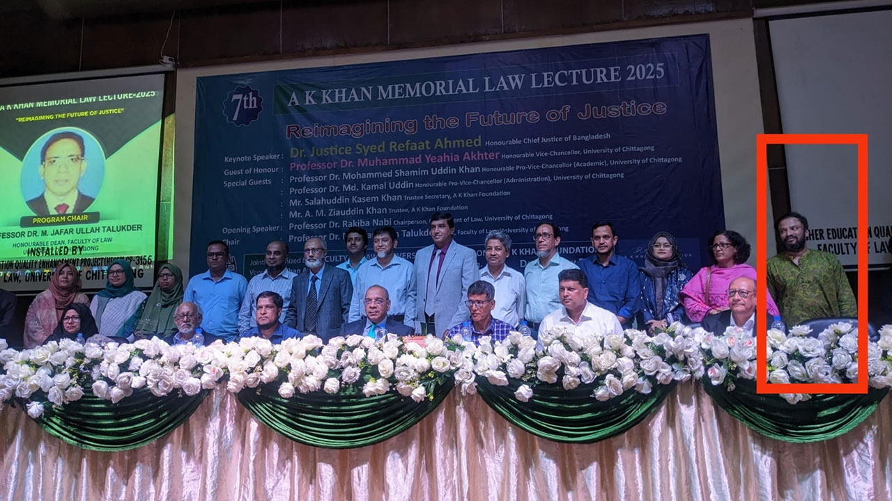 চবির অনুষ্ঠানে জুলাই বিরোধী শিক্ষকের উপস্থিতি, বিক্ষোভের ডাক