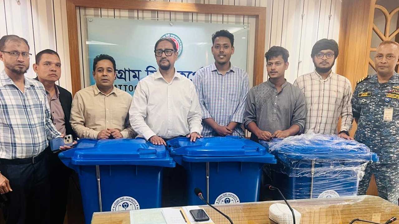 এনসিপিকে ১০০ বর্জ্য বিন দিলেন চসিক মেয়র