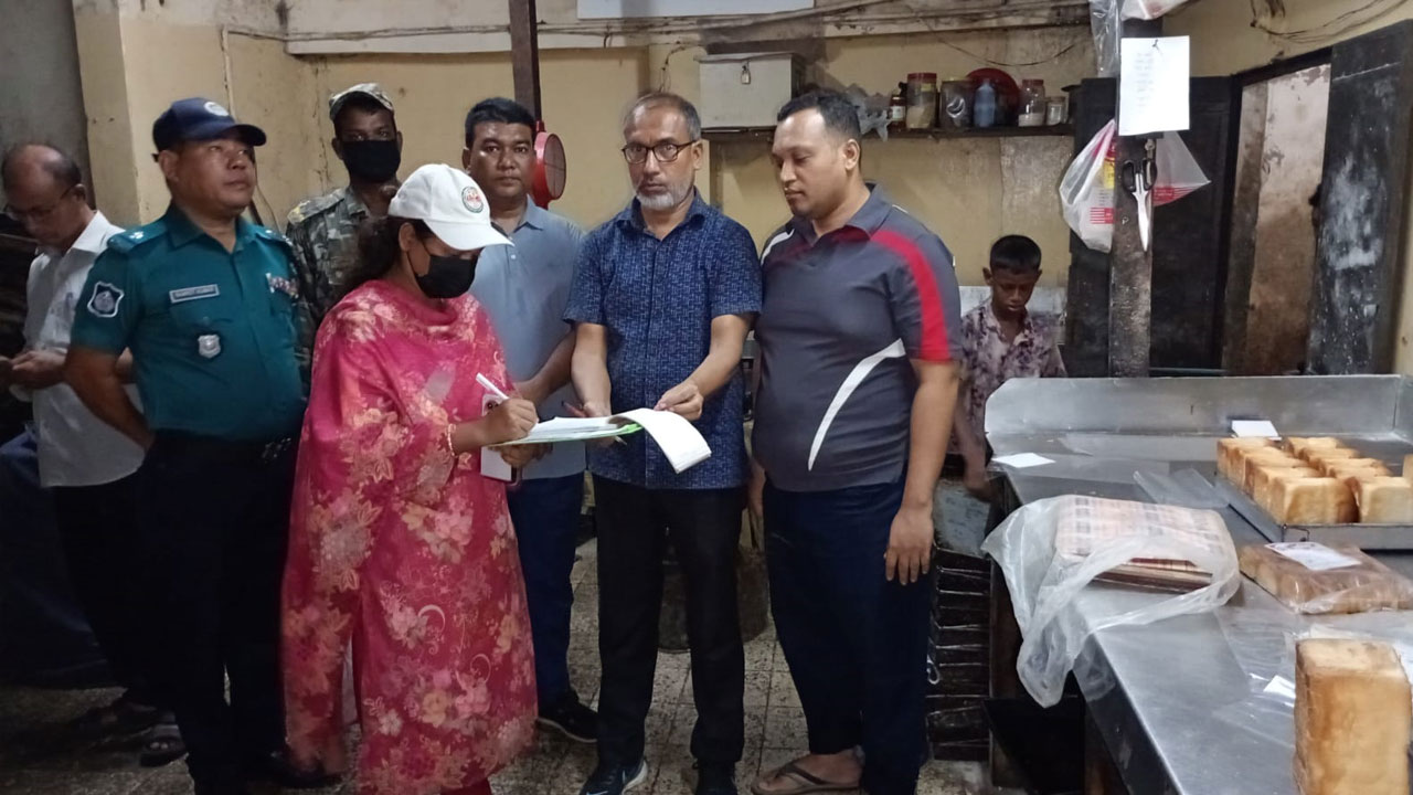 অস্বাস্থ্যকর পরিবেশে খাবার উৎপাদন, চট্টগ্রামে দুই বেকারিকে জরিমানা