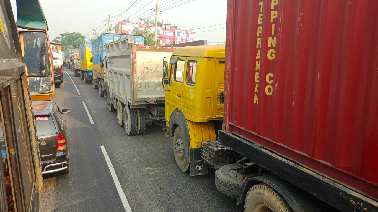 ঢাকা-চট্টগ্রাম মহাসড়কে ৩৫ কিলোমিটার যানজট