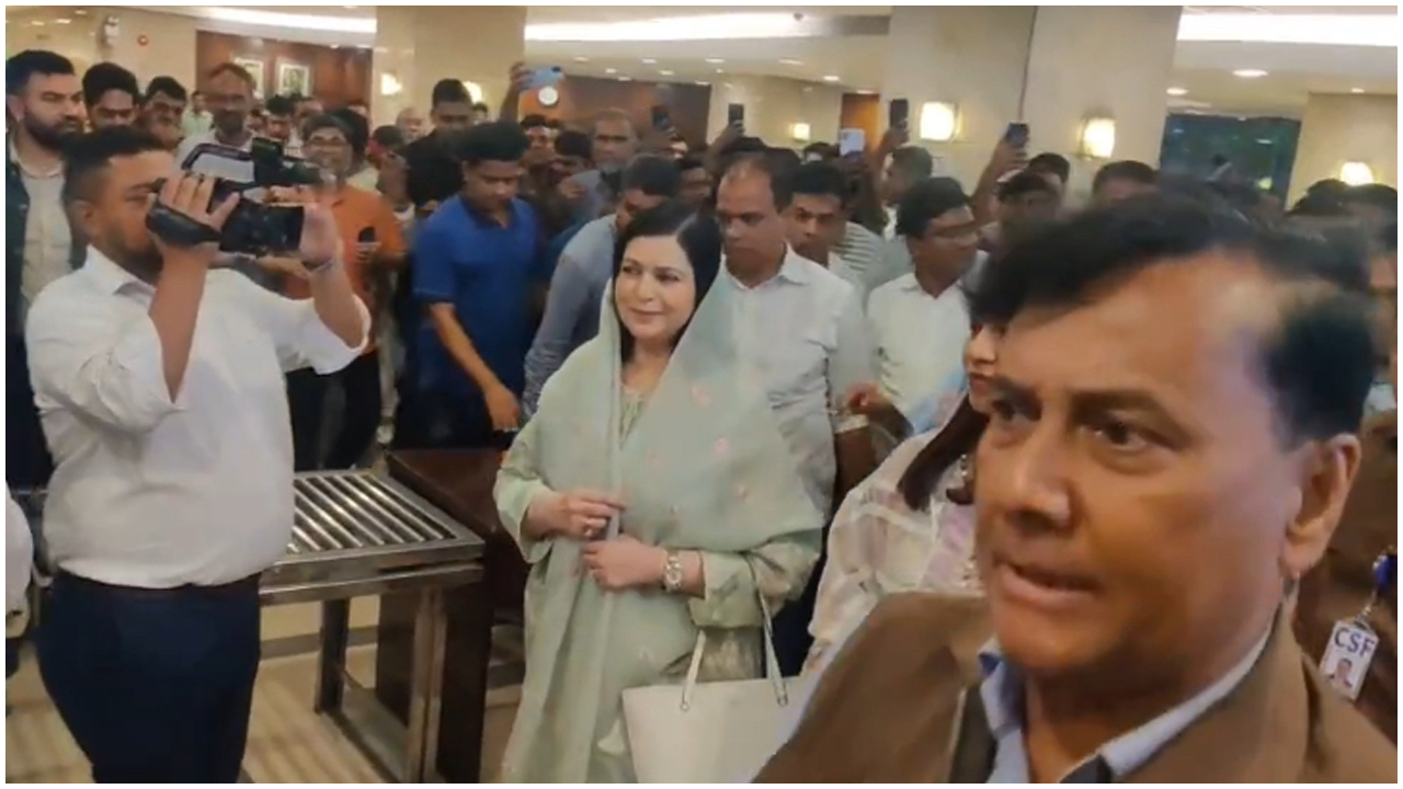 হাসপাতালে মাকে দেখে বাবার বাড়িতে গেলেন ডা. জোবাইদা