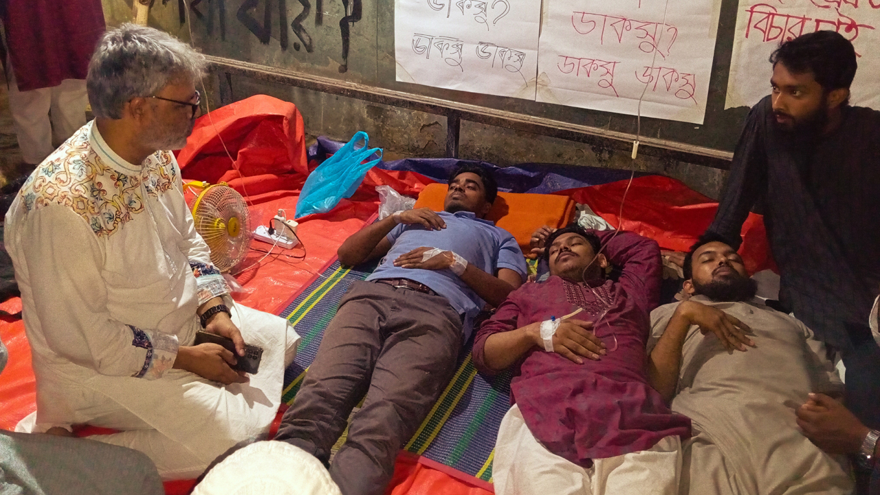 ডাকসুর তফসিল ঘোষণার দাবিতে অনশনরত ২ ঢাবি শিক্ষার্থী হাসপাতালে