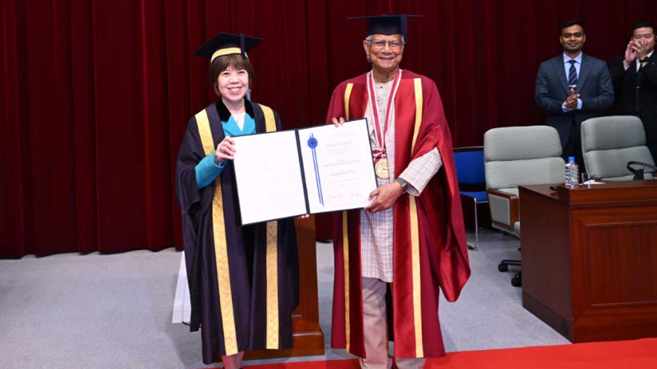 ড. ইউনূসকে সম্মানসূচক ডক্টরেট ডিগ্রি দিলো সোকা বিশ্ববিদ্যালয়