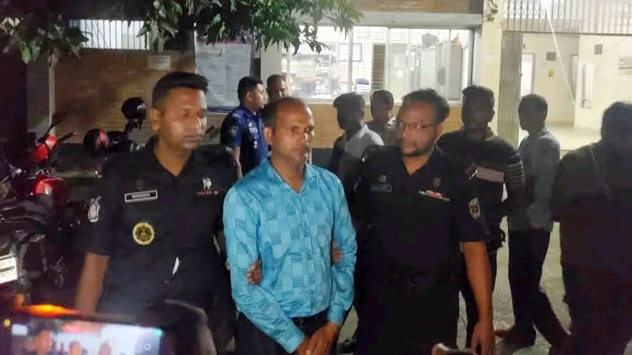 সেনাকল্যাণ সংস্থার ট্রাক আটকে চাঁদা দাবি, এনসিপি নেতা গ্রেপ্তার