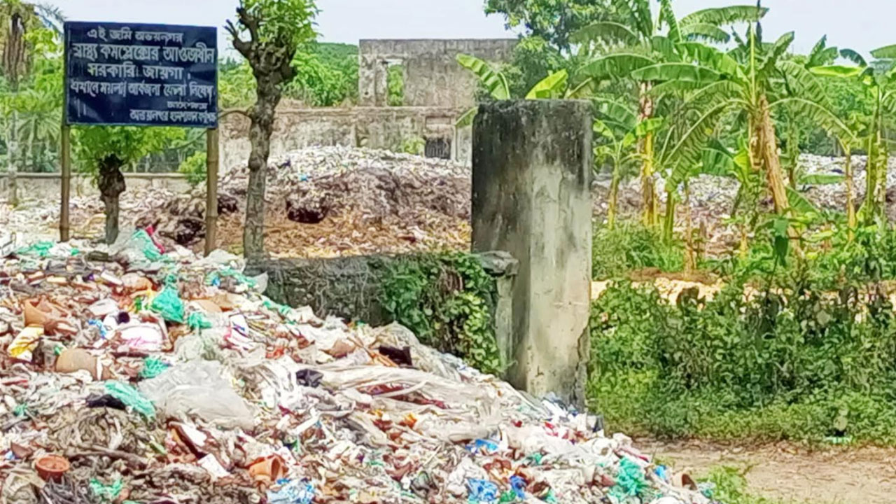 ‘ময়লা ফেলা নিষেধ’ লেখা সাইনবোর্ডের পাশেই ভাগাড়