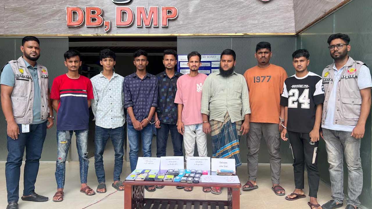 অনলাইনে ইলিশ বিক্রির নামে অভিনব প্রতারণা, চক্রের ৮ সদস্য আটক