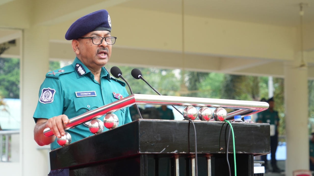 সেবা দিয়ে জনগণের মন জয় করতে হবে : ডিএমপি কমিশনার