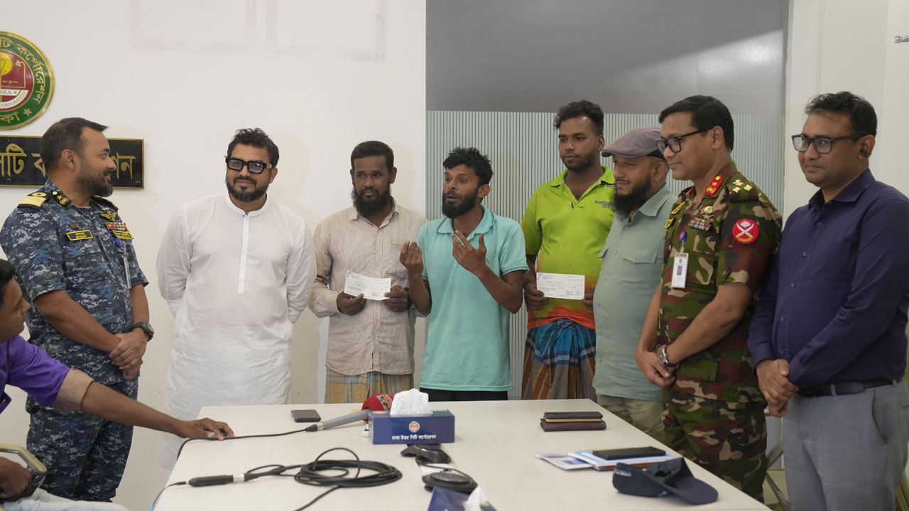 অভিযানে ভেঙে ফেলা রিকশার চালকরা পেলেন নগদ টাকা-চাকরির আশ্বাস