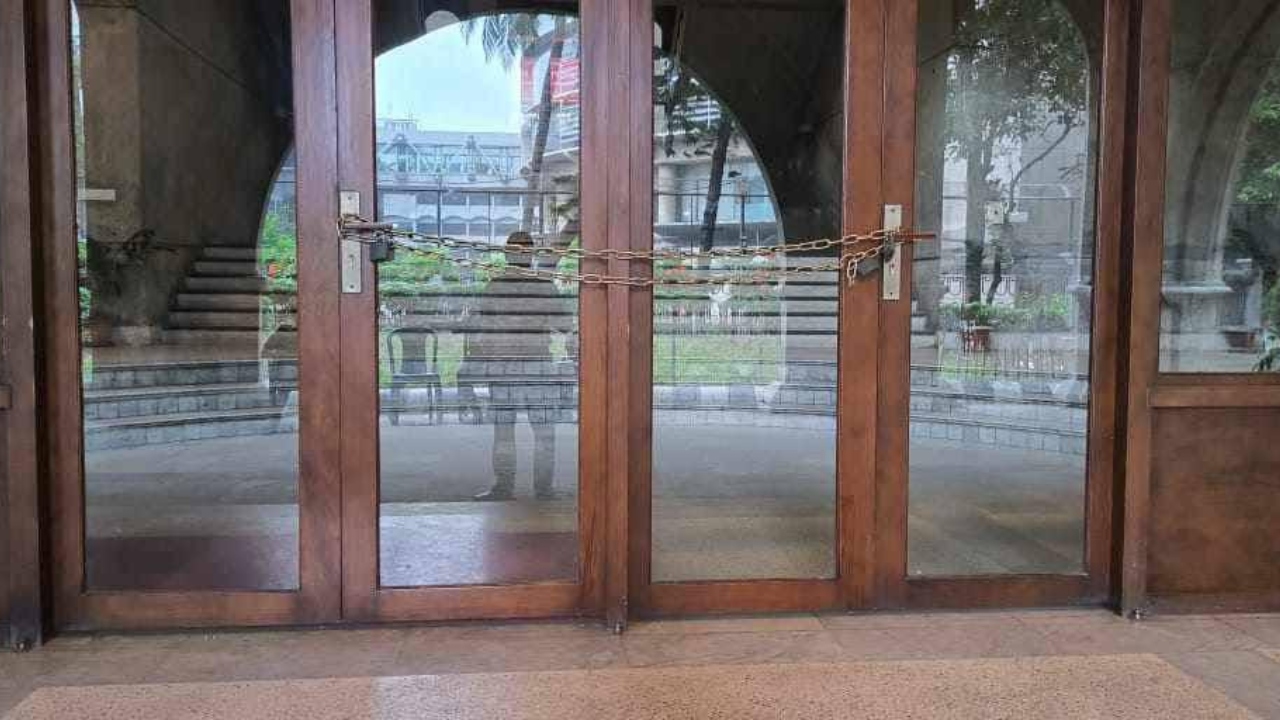 নগর ভবনের গেটে তালা, উপদেষ্টা আসিফের পদত্যাগ দাবি