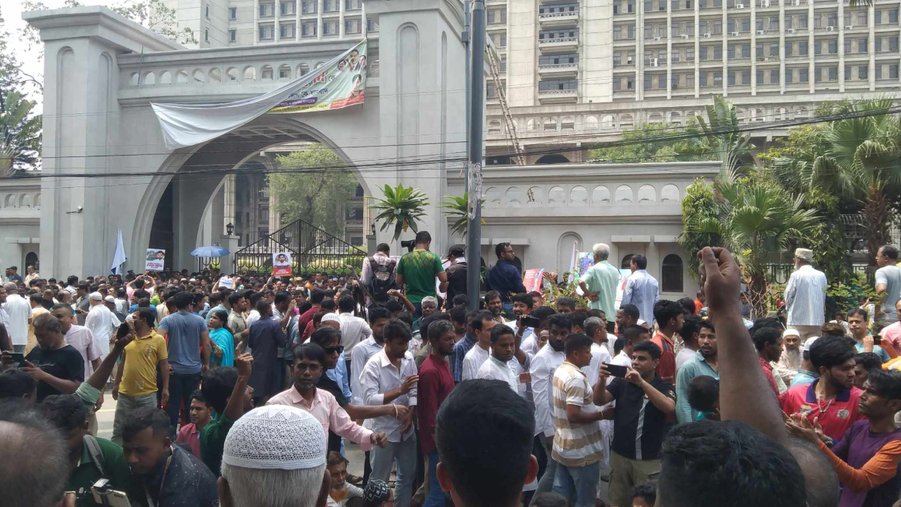 ইশরাককে দায়িত্ব বুঝিয়ে দেওয়ার দাবিতে মিছিল