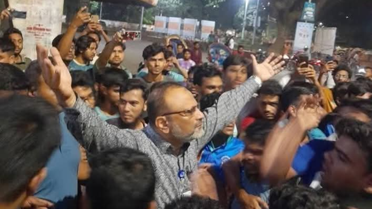 ঢাবি উপাচার্যের পদত্যাগ চান না সাধারণ শিক্ষার্থীরা