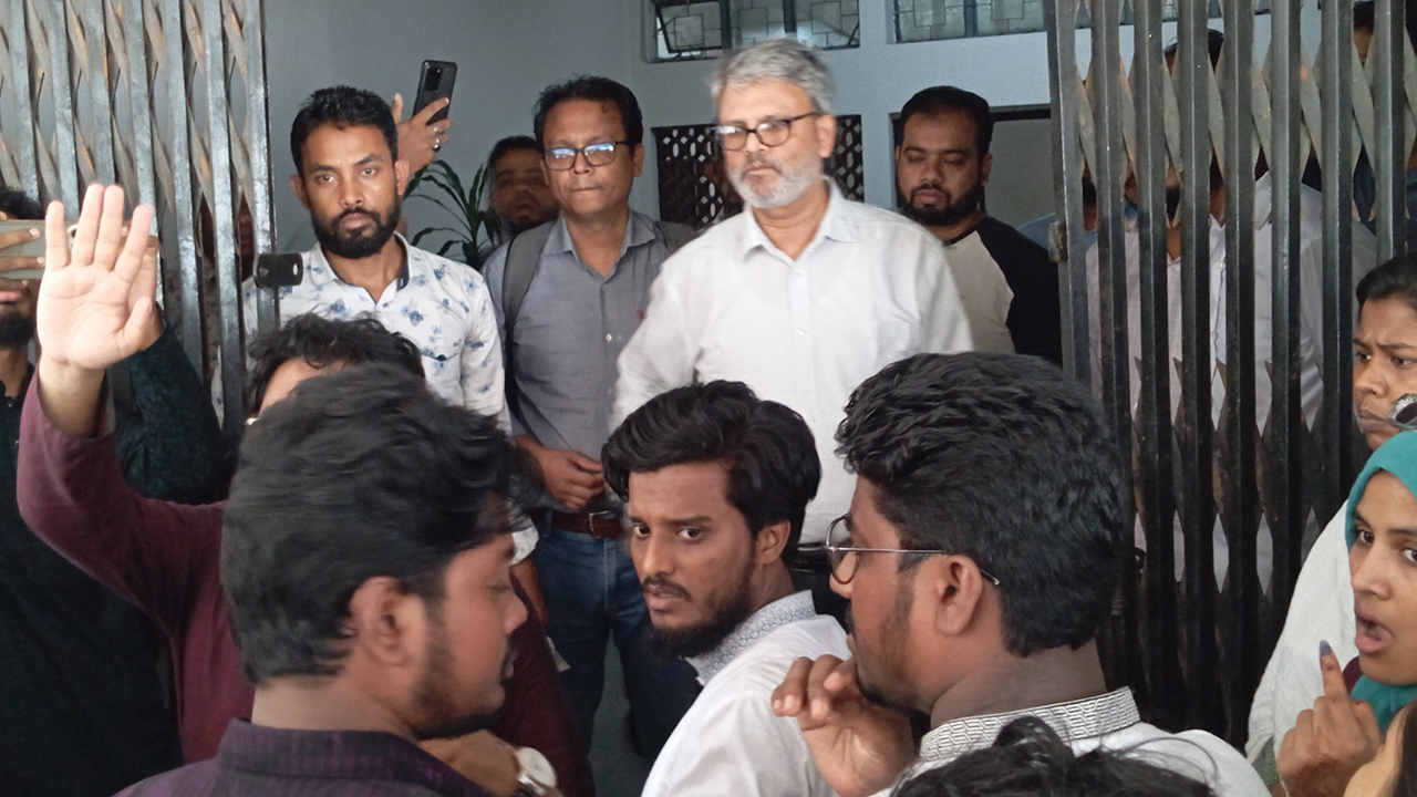 সোমবারের মধ্যে কমিশন ও বুধবারের মধ্যে তফসিল চেয়ে বাগছাসের বিক্ষোভ