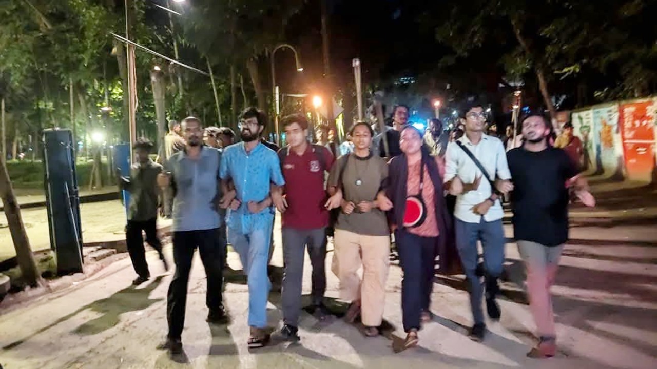 এবার ঢাবিতে মশাল মিছিলে উত্তেজনা, শিক্ষার্থীদের ‘ভুয়া ভুয়া’ দুয়োধ্বনি