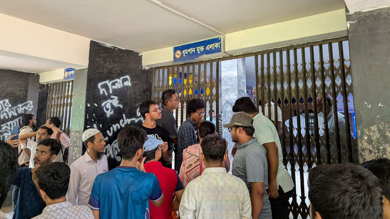 ‘২ মিনিটের মধ্যে রুম থেকে বের হোন’, ঢাবি কর্মকর্তাদের ছাত্রদল-বামপন্থিরা