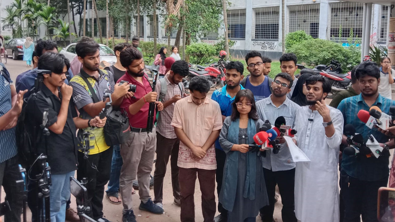 শিক্ষার্থীদের নিরাপত্তায় ৫ দাবিতে ঢাবি প্রক্টর বরাবর স্মারকলিপি