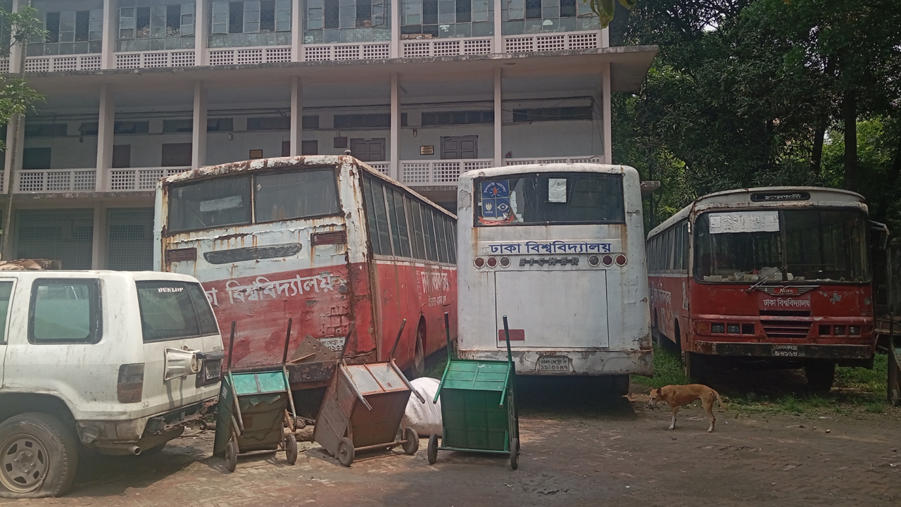 ঢাবির রেজিস্ট্রার ভবনের সামনে ডাম্পিং জোন ও ময়লার ভাগাড়