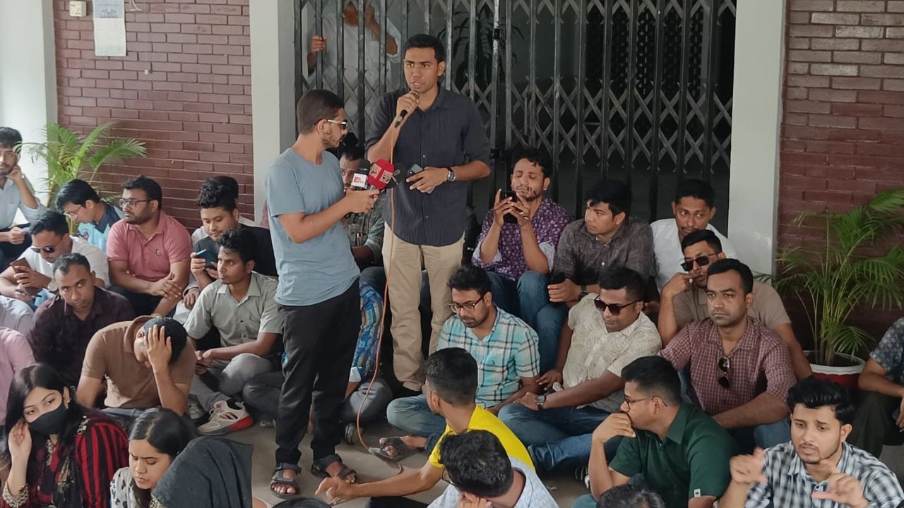 ভিসি-প্রক্টর পদত্যাগ না করলে রাজপথে ফয়সালা করার হুঁশিয়ারি ঢাবি ছাত্রদলের