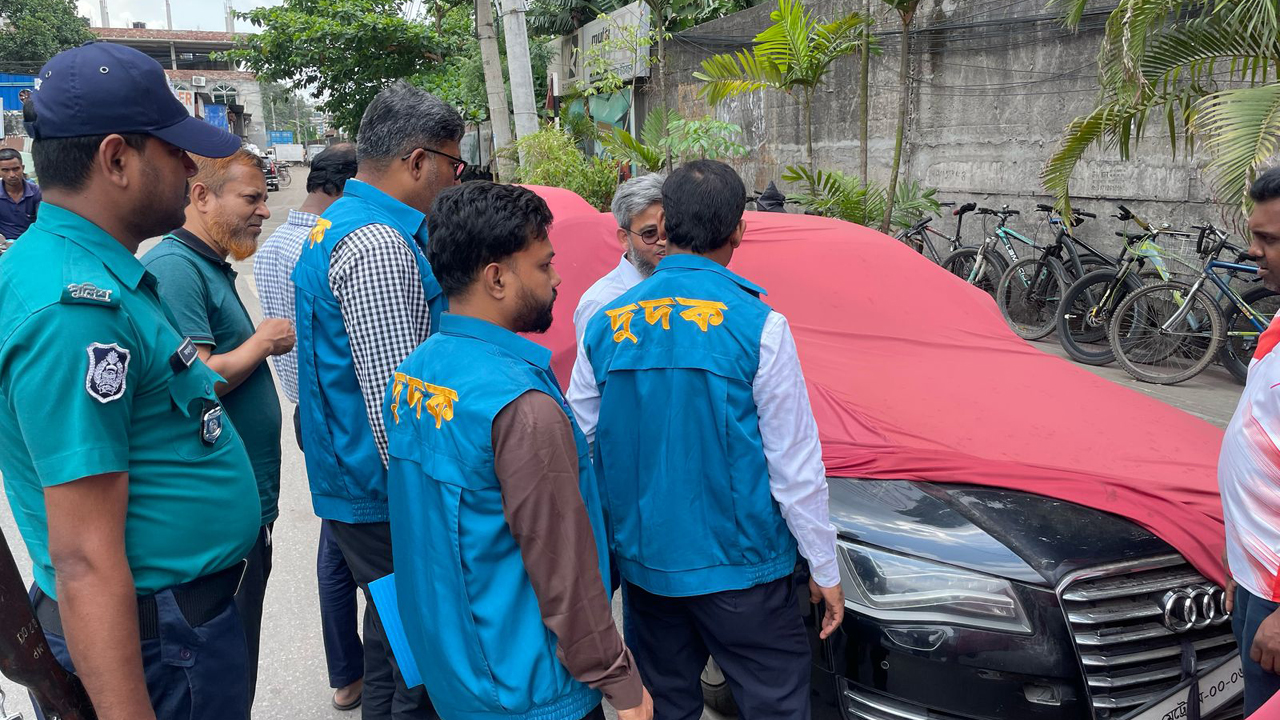 রাস্তায় পড়ে আছে দামি দামি ব্রান্ডের গাড়ি!