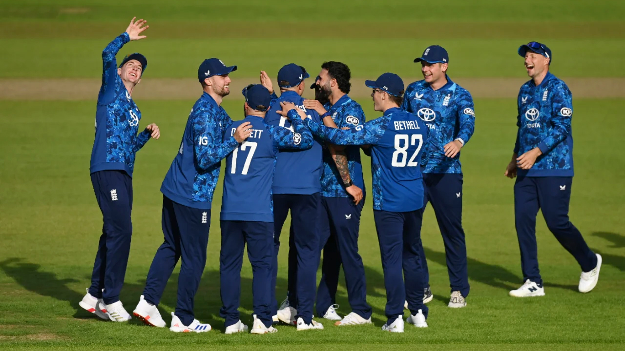 ইংল্যান্ডের ইতিহাসগড়া ৪০০, ক্যাচ ধরে হ্যারি ব্রুকের বিশ্বরেকর্ড