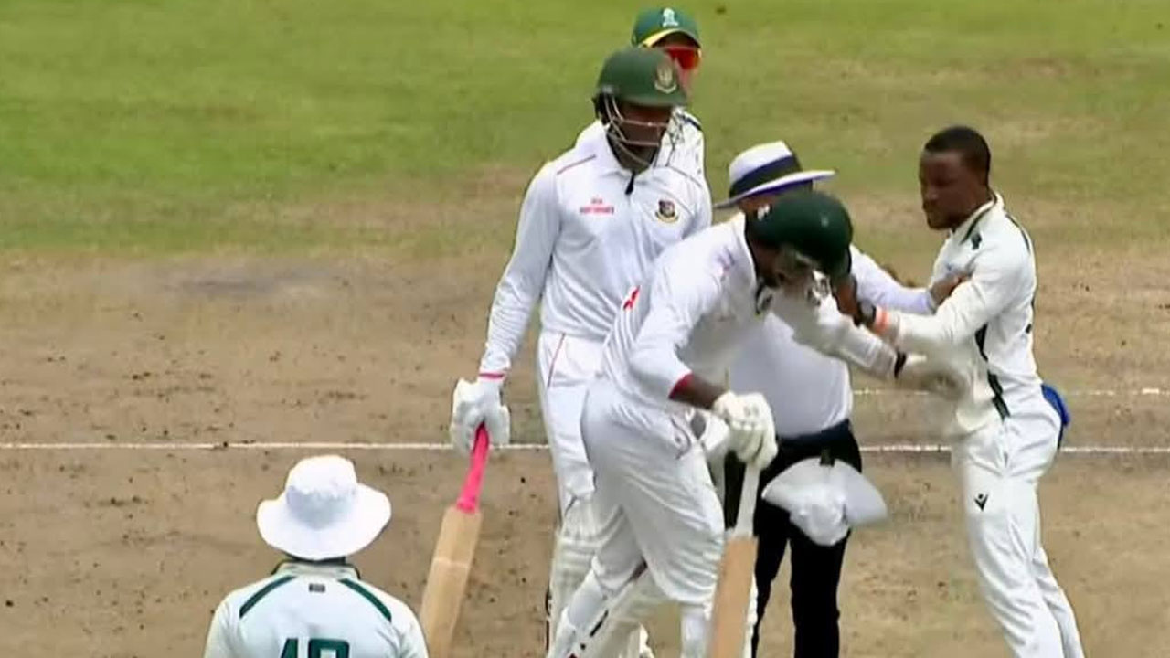মেজাজ হারিয়ে বাংলাদেশি ব্যাটারের হেলমেট নিয়ে টানাটানি প্রোটিয়া বোলারের