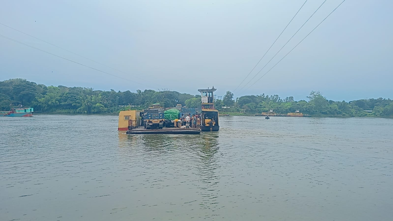 পাঁচদিন পর চন্দ্রঘোনা-রাইখালী নৌ রুটে ফেরি চলাচল শুরু