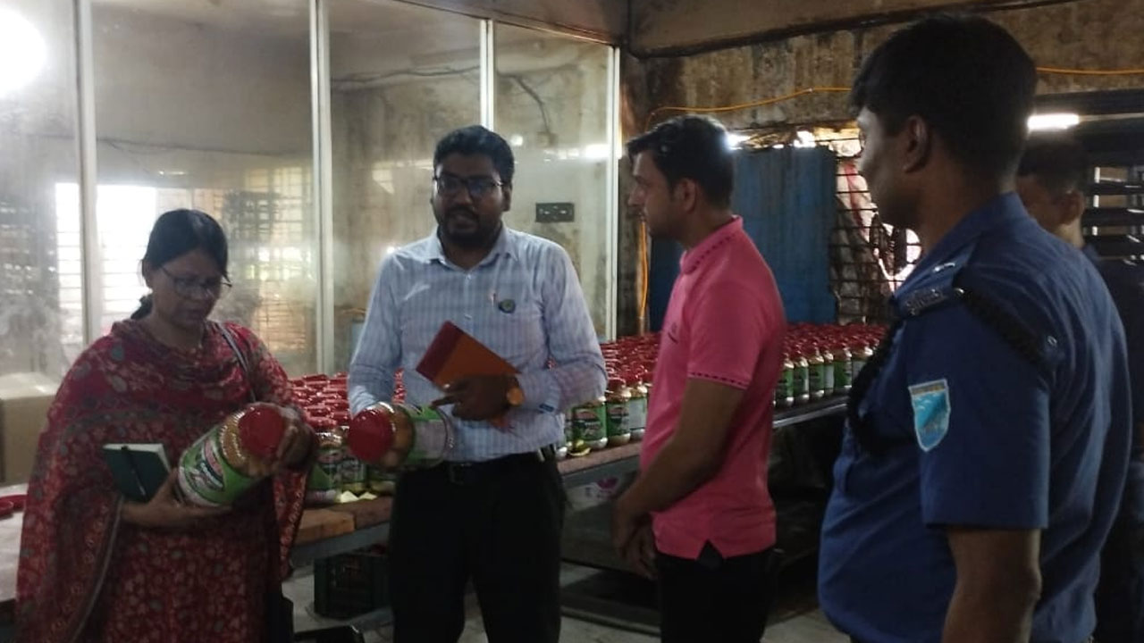 অস্বাস্থ্যকর পরিবেশে খাবার তৈরি, ৫০ হাজার টাকা জরিমানা